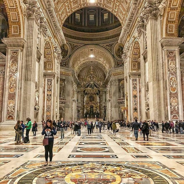 Intérieur de la basilique Saint-Pierre à Rome