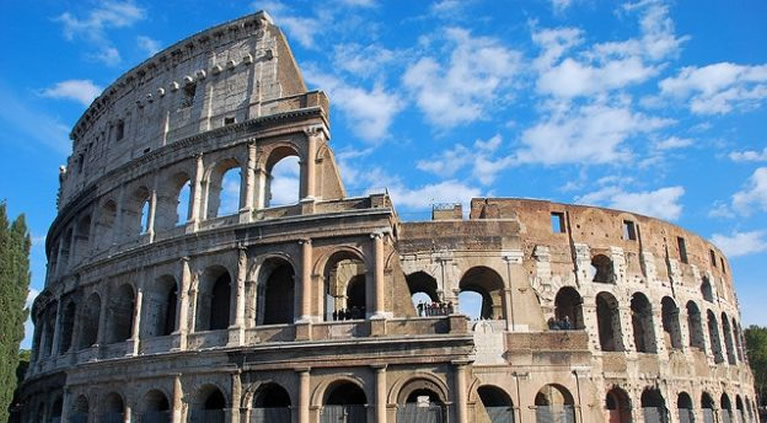 Extérieur du Colisée à Rome