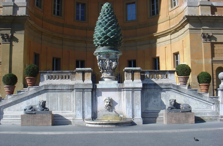 La pigne dans la Cour de la Pigne des Musées du Vatican à Rome