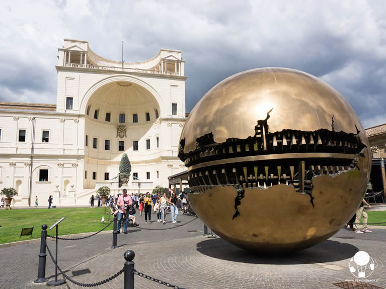 Sphère avec sphère de tomate dans la cour de la Pigna dans les musées du Vatican à Rome